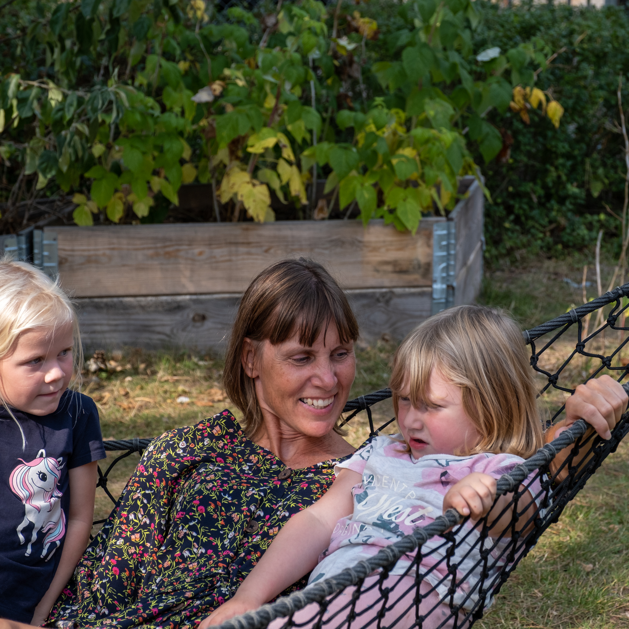 Horslunde Landsbyordning Mette Gad nyder skyggen med børn fra børnehaven