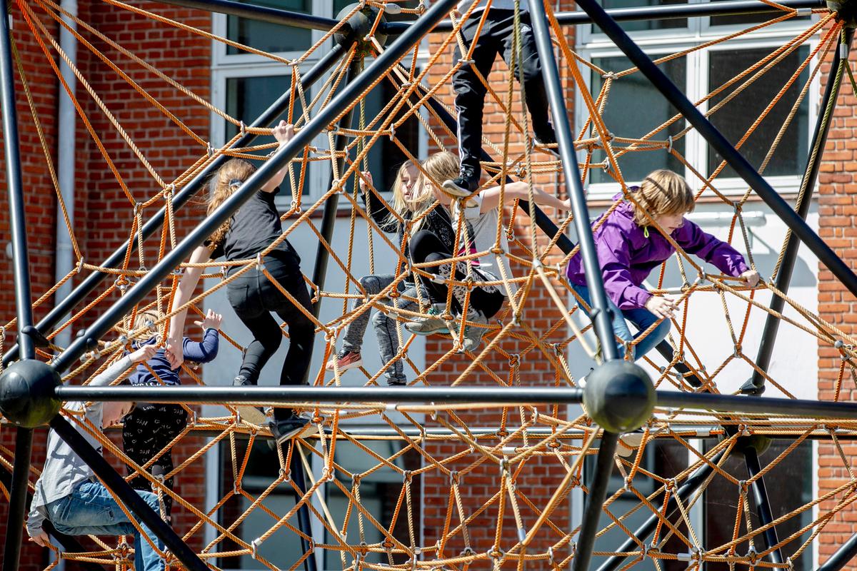 Horslunde Landsbyordning børn klatre i skolegården 