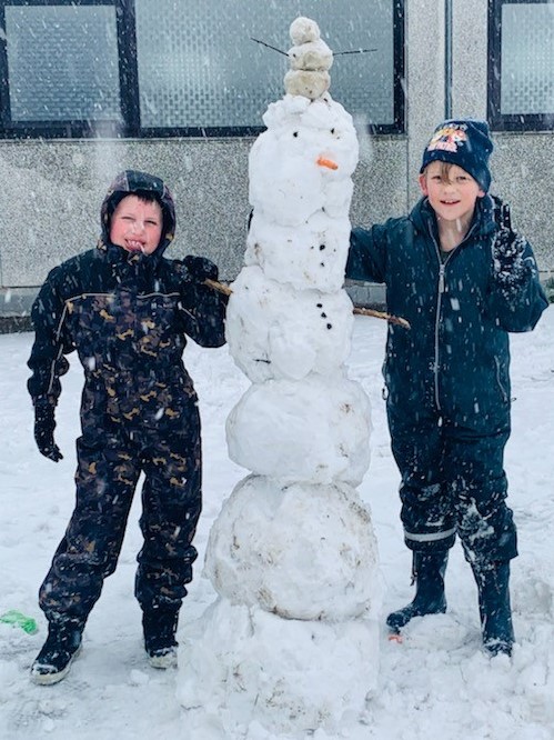 Horslunde Landsbyordning drenge fra indskolingen viser stolt en snemand
